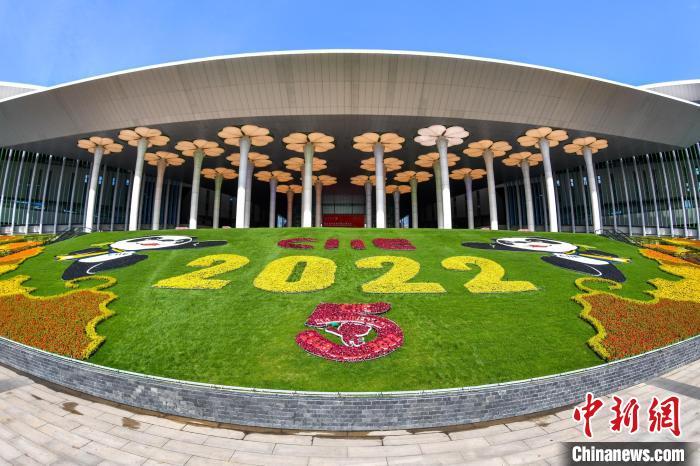 第五屆進(jìn)博會(huì)場館景觀裝飾全面定妝。　陳夢澤 攝